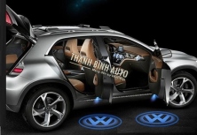 Đèn sáng có LOGO hãng xe hoặc chữ VIP