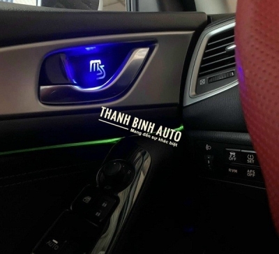 Hốc mở cửa có led biểu tượng Mazda Speed