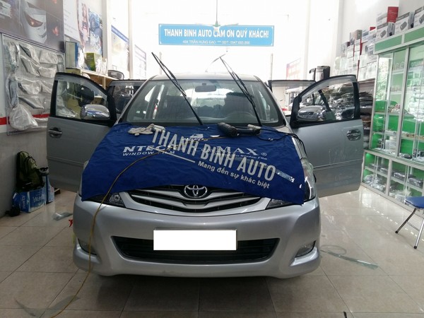 Dán kính dán phim cách nhiệt xe Innova