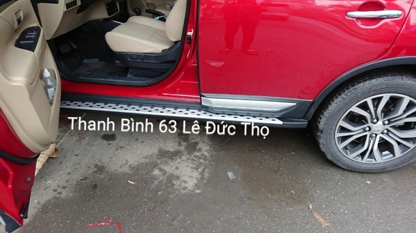 Bậc lên xuống, bệ bước chấm bi theo xe Outlander 2018