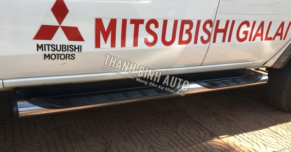 Bậc lên xuống inox, bệ bước inox Mitsubishi Triton 2017
