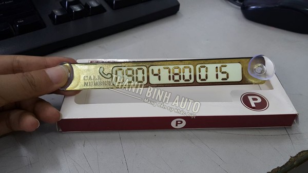 Thẻ gắn số điện thoại lên kính lái ô tô khi đỗ xe