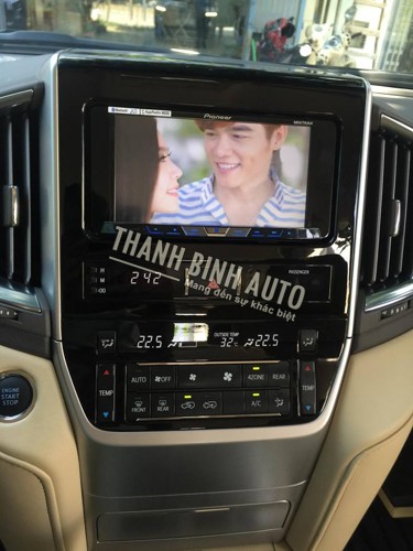 Màn hình DVD Pioneer và Camera 360 độ Owin cho LandCruiser V8