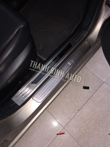 Ốp bậc cửa trong + ngoài MAZDA 3 2018 m1807