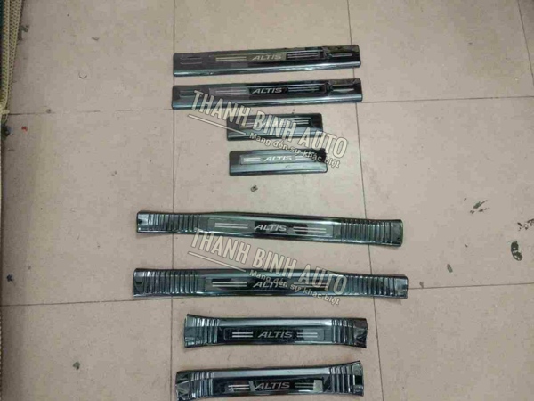 Ốp bậc cửa trong + ngoài Toyota Altis 2014 2018 mẫu Titanium