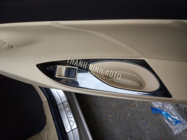 Ốp tay cửa trong TOYOTA VIOS 2018 mẫu Titan