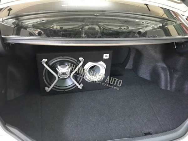 Toyota Camry 2018 lắp loa siêu trầm sau cốp JBL Bass Pro 12
