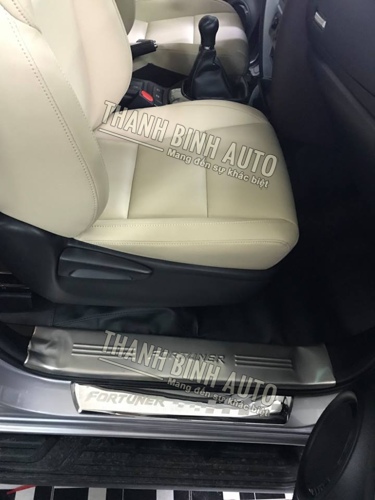 Ốp bậc cửa trong + ngoài TOYOTA FORTUNER 2018