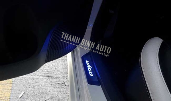 Ốp bậc cửa ngoài có Led cho Toyota Wigo m2
