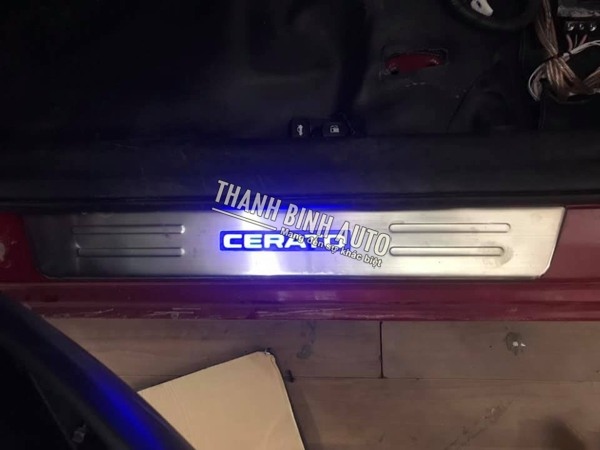 Ốp bậc cửa ngoài có đèn KIA CERATO 2018