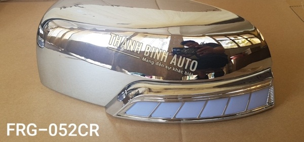 Ốp gương chiếu hậu xi mạ có đèn led chạy cho Ford Ranger 2012+