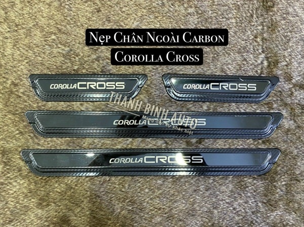 Ốp bậc cửa ngoài cacbon xe COROLLA CROSS