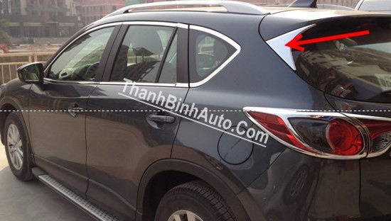 Ốp trang trí tam giác trên kính sau Mazda CX5