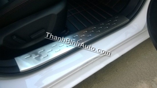 Nẹp bước chân chống xước phần nhựa corolla altis 2014