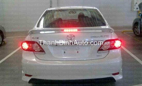 Đuôi gió có đèn cho xe Corolla Altis