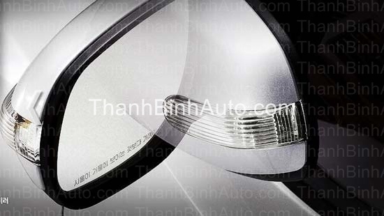 Bấm điều khiển cốp sau và gập kính chiếu hậu của Altis