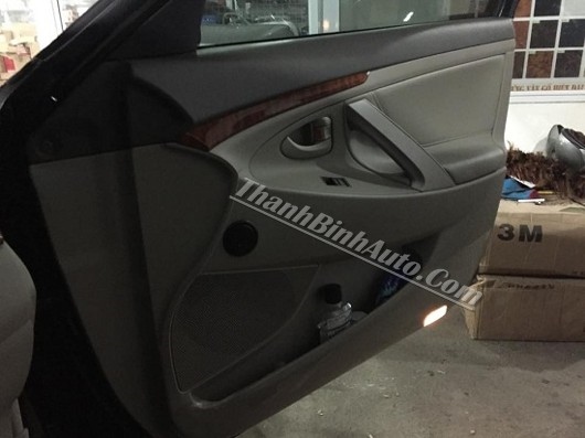 Lắp thêm loa tep cho Camry 2011, lắp trên cánh cửa